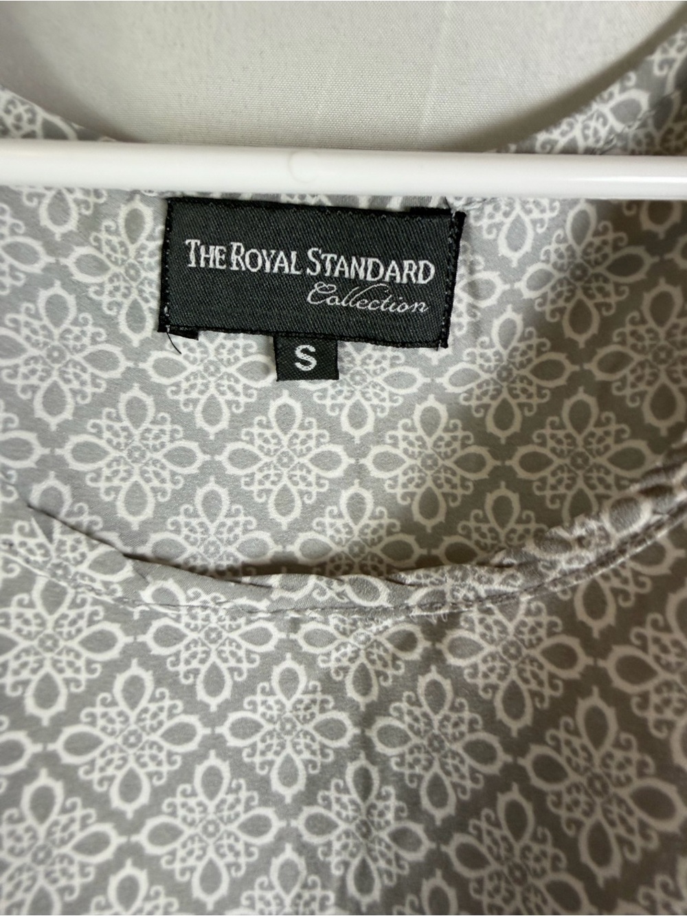 The Royal Standard Gray White Medallion Silky Tank Top Small - Picture 5 of 7